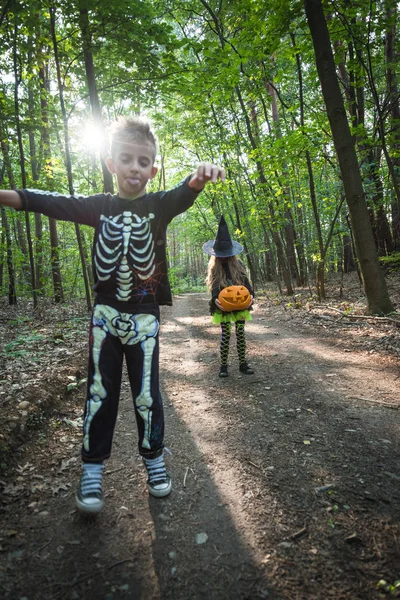 Hermano Hermana Juegan Zombies Bosque Halloween — Foto de Stock