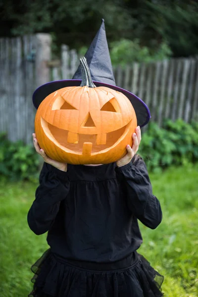 Zabawna Dziewczyna Dyni Halloween Ogrodzie — Zdjęcie stockowe