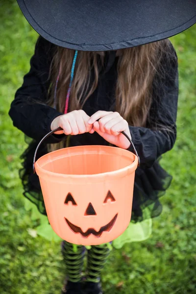 Dziewczynka Halloween Kostium Upiorny Wiadro Cukierki — Zdjęcie stockowe