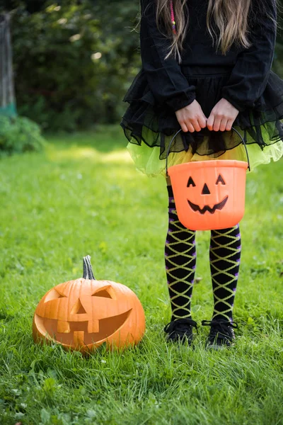 Dziewczyna Zadowoleni Wiadro Cukierki Halloween Kostium Obok Dyni Ogrodzie — Zdjęcie stockowe