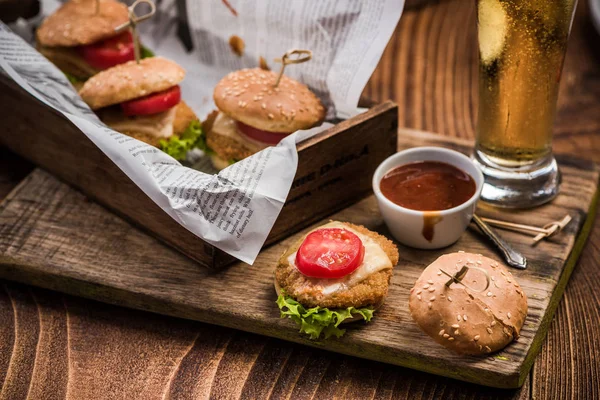 Ayam Burger Disajikan Dengan Bir Pub — Stok Foto