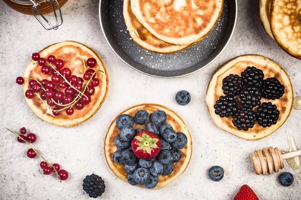 Pfannkuchen Mit Früchten Machen — Stockfoto