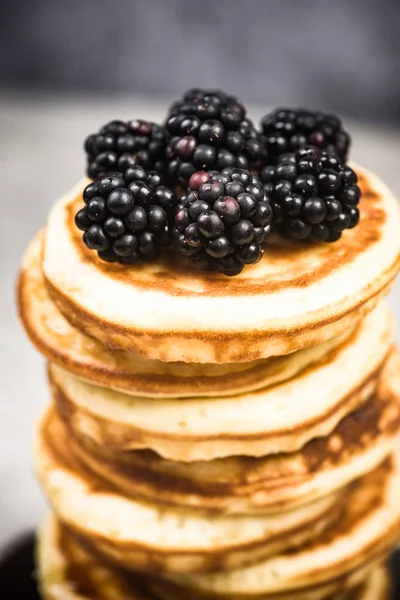 Blackberry Fruits Sur Crêpe — Photo