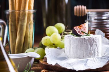 Mavi peynir parça incir ile.