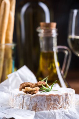 Ceviz ve biberiye ile İtalyan peynir