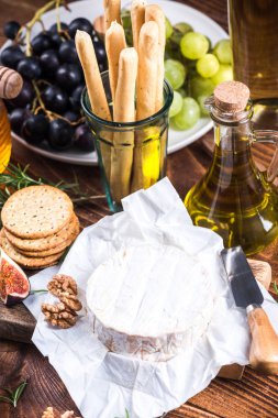 Camembert peyniri, neşeli Noel yemekleri sunan.