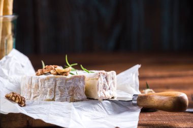Camembert peyniri, neşeli Noel yemekleri sunan.