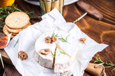 Camembert peyniri, neşeli Noel yemekleri sunan.