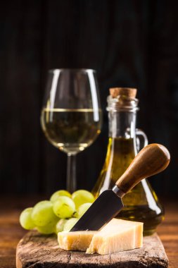 Beyaz şarap ile parmesan peyniri. İtalyan basit gıda