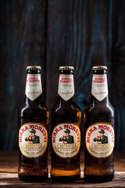 Tarnow, Polonya - 24 Eylül 2018: Dondurulmuş şişe İtalyan bira Birra Moretti, ürün natürmort.