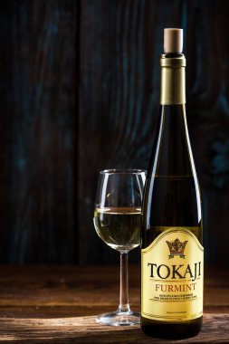 Tarnow, Polonya - 24 Eylül 2018: Macar beyaz şarap Tokaji öneri hizmet veren Furmint, şişe.