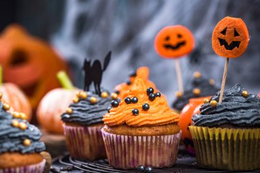 Cadılar Bayramı için dekore edilmiş siyah ve turuncu kek.