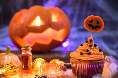 Cadılar Bayramı cupcake ve kabak latern.