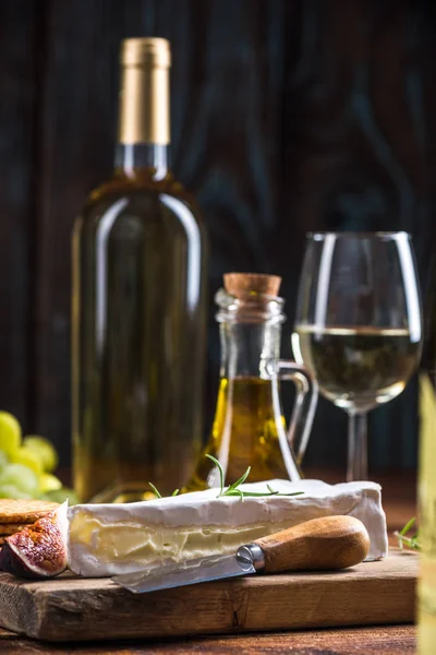 Queijo Camembert Com Vinho Branco — Fotografia de Stock