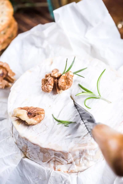 カマンベール チーズ ナイフでカット — ストック写真