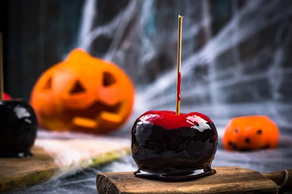 Czerwone Czarne Cukierki Przeszklone Apple Przekąska Halloween — Zdjęcie stockowe