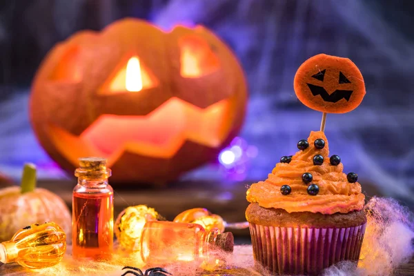 Halloween Cupcake Und Kürbis Laterne — Stockfoto