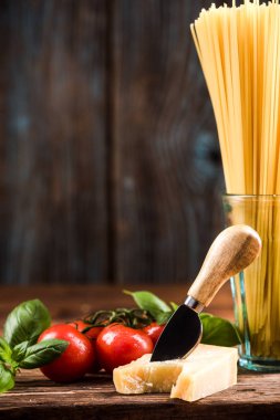 İtalyan spagetti makarna için taze malzemeler.