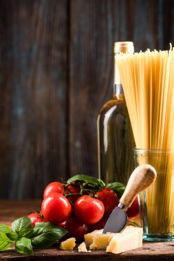 İtalyan spagetti makarna, natürmort, kopya alanı.