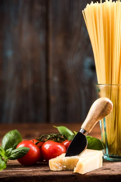 İtalyan spagetti makarna için taze malzemeler.