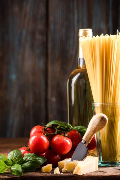 İtalyan spagetti makarna, natürmort, kopya alanı.