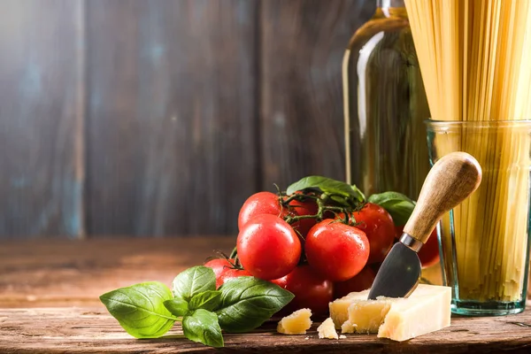 İtalyan spagetti makarna, natürmort, kopya alanı.