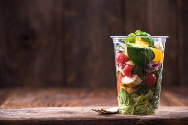 Tavuk ve sebze salatası, sağlıklı brunch.