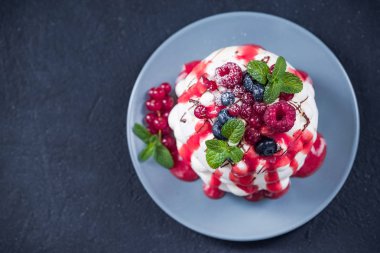 Pavlova muhallebi ve plaka üzerinde taze meyve ile.