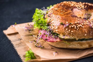 Taze sağlıklı simit, sınır arka plan.