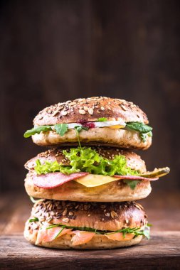 Sağlıklı simit kule, kopya alanı, ahşap arka plan.