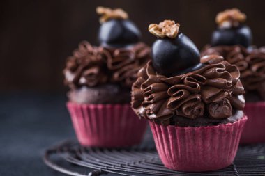 Ev yapımı çikolatalı kek pişirme tepsisi üzerinde.