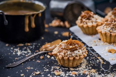 Fırın tuzlu karamel toffee kek, tatlı pasta yemek.