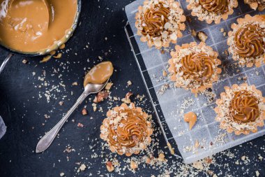 Fırın tuzlu karamel toffee kek, tatlı pasta yemek.