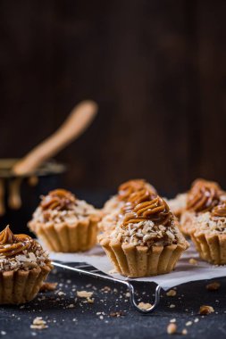 Şekerleme karamel ve ceviz ile küçük cupcakes.