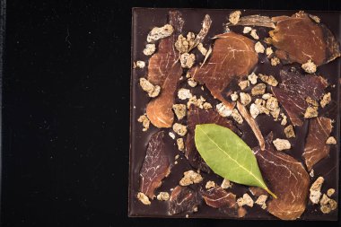 Esnaf el yapımı çikolata alışılmadık malzemeyi.