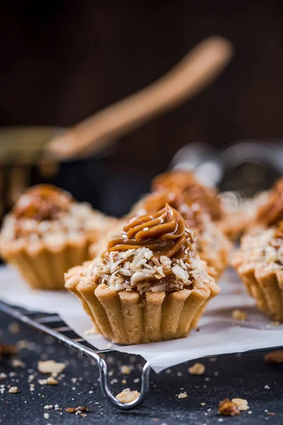 Small Cupcakes Toffee Caramel Walnuts — Stock Photo, Image