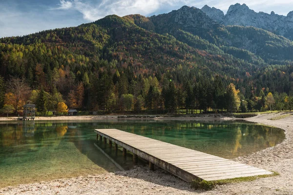 晴れた秋の日 スロベニアで美しいジャスナ湖 — ストック写真