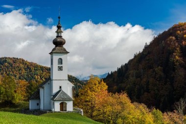 SV. Marko Şapel sonbahar renkleri, alt Danje, Slovenya.