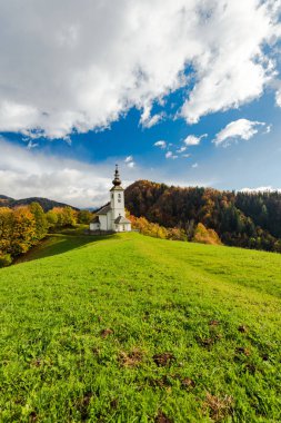 Güzel kırsal kilise ya da Slovenya'da chapel sonbahar.