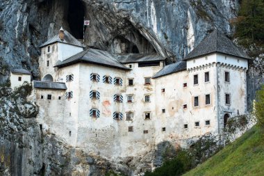 Ünlü Predjama kale kayanın içinden, Slovenya dağın içinde inşa.