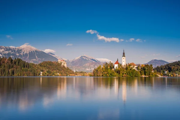 長時間露光 スロベニアのブレッド湖の島の教会 — ストック写真