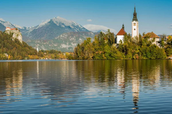 ブレッド湖 スロベニアでカラフルな秋 — ストック写真