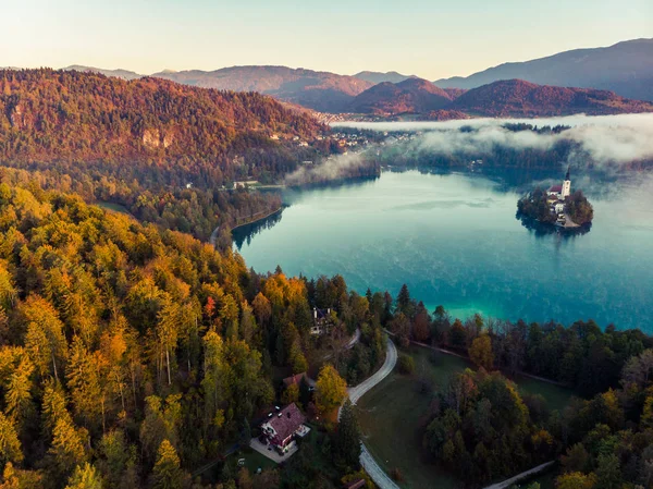 Magic Sunrise Nevoeiro Blad Lago Castelo Eslovénia — Fotografia de Stock