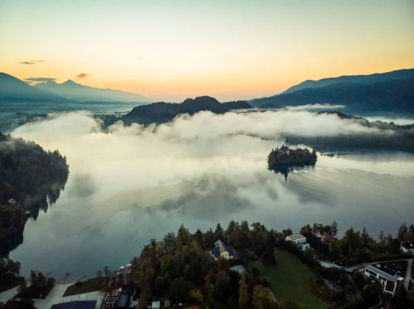 Vista Aérea Sobre Manhã Nebulosa Bled Lake Eslovênia — Fotografia de Stock