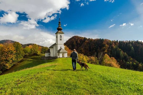 Hombre Caminando Hacia Iglesia Rural Eslovenia Con Perro — Foto de Stock