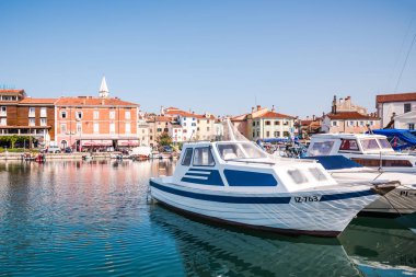 Izola, Slovenya - Ekim, 2018: Tekneler limanda Izola Yarımadası, Slovenya
