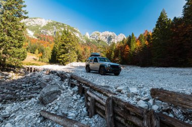 Araba yüksek dağlarla Raod macera.