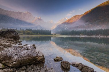 Gündoğumu İtalya dağ Gölü üzerinden panoramik manzaraya.