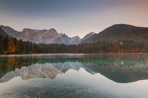 Reflexão Florestal Outonal Fusine Lakes Itália — Fotografia de Stock