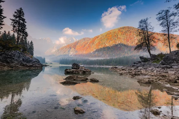 Nebbia Lago Alpino Con Colori Autunno Nella Foresta — Foto Stock